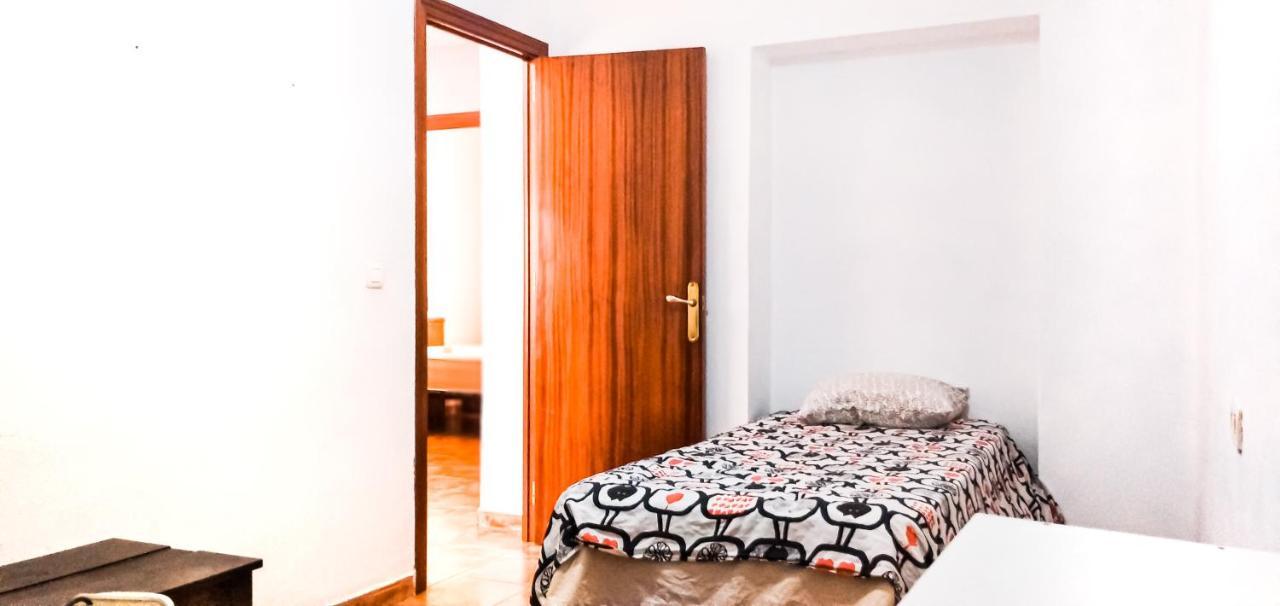 Room In Malaga Center, Homestay "Window To Road" - Habitacion En Apartamento, Ventana A La Careterra! Kültér fotó