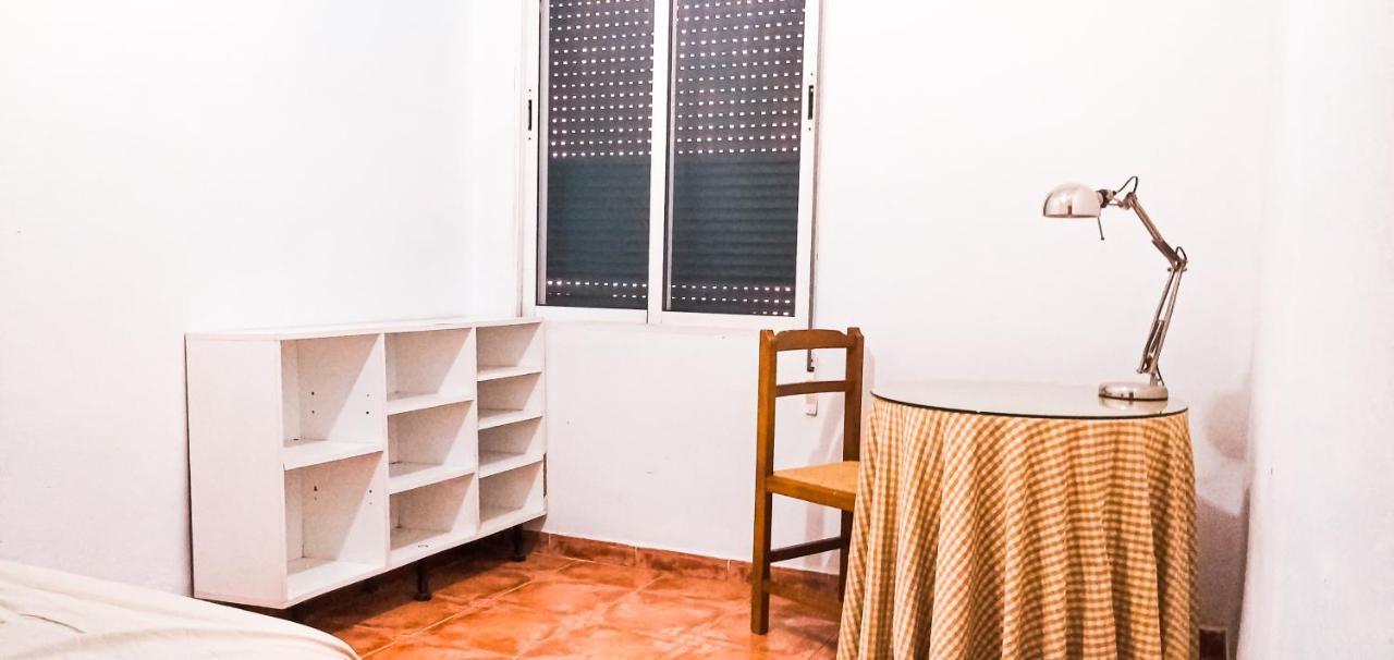 Room In Malaga Center, Homestay "Window To Road" - Habitacion En Apartamento, Ventana A La Careterra! Kültér fotó